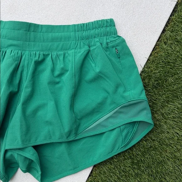 Lululemon Hotty Hot low Rise Lined Short 2.5" - Size 6 - Picture 6 of 6